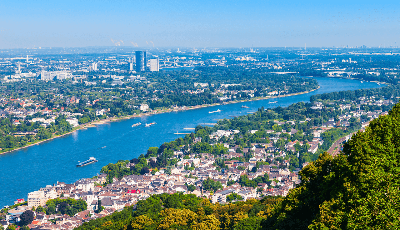 Draufsicht der Stadt Bonn mit dem Rhein in der Mitte