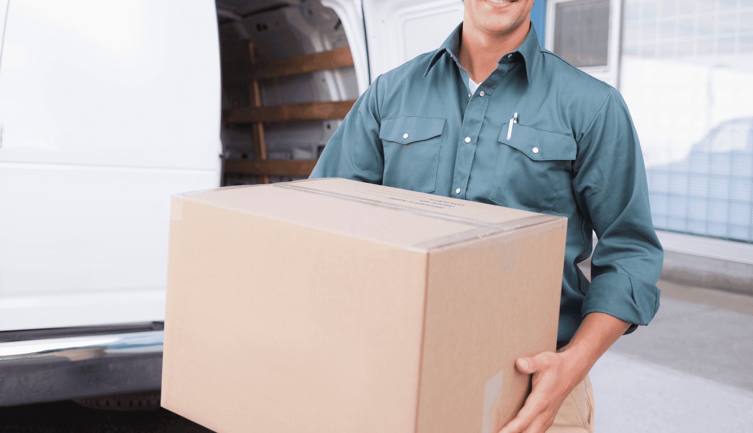 Lieferbote mit Paket in der Hand