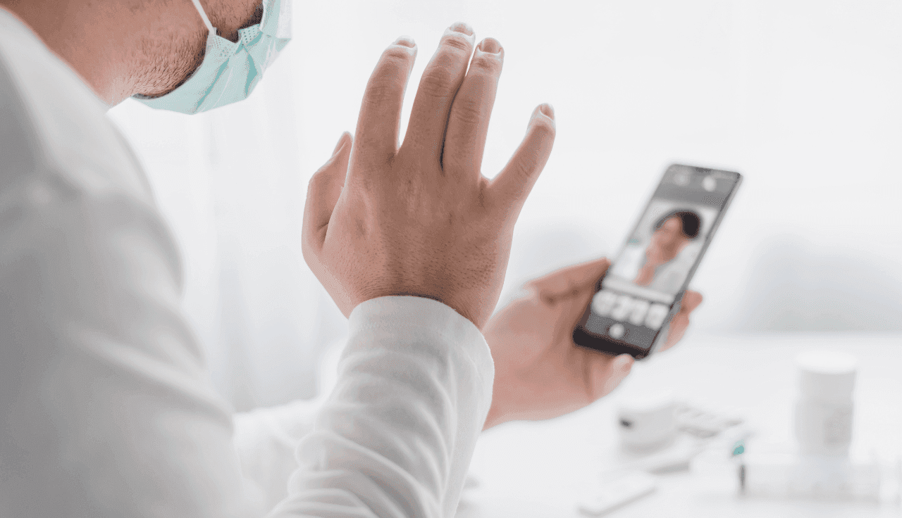 Mensch telefoniert mit Telemediziner per Handy